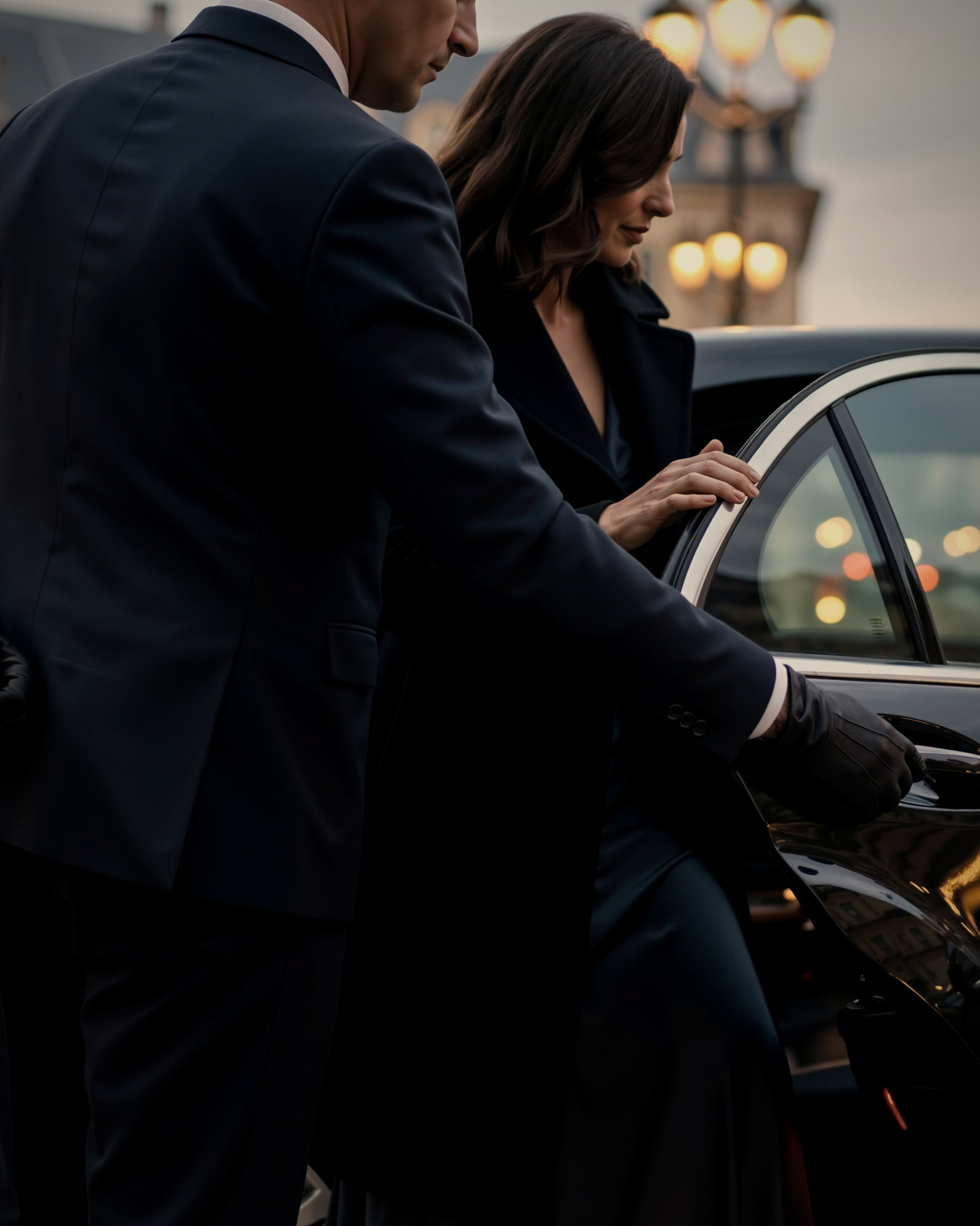 Chauffeur VTC ouvrant la portière d'un véhicule en ville, le soir